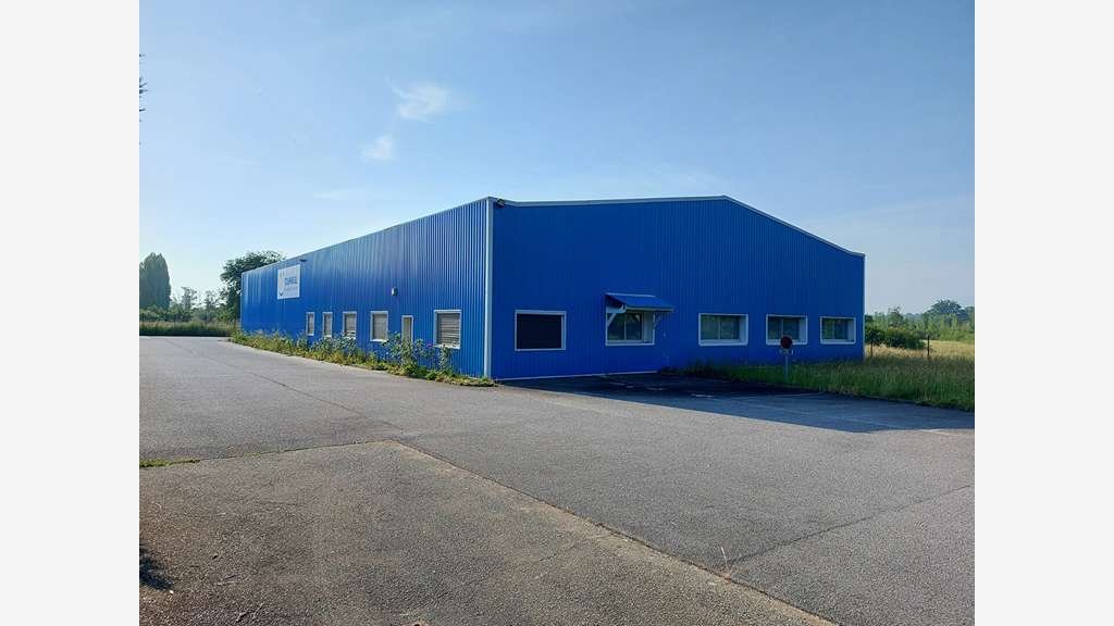 A louer local d'activité 950m² Le Mêle-sur-Sarthe