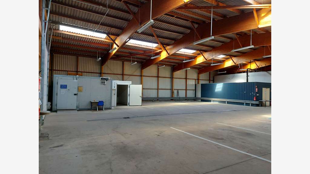 A louer local d'activité 950m² Le Mêle-sur-Sarthe