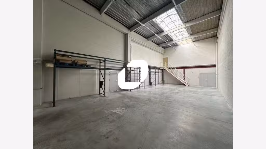 A louer Local d'activité 1040m² Le mesnil amelot