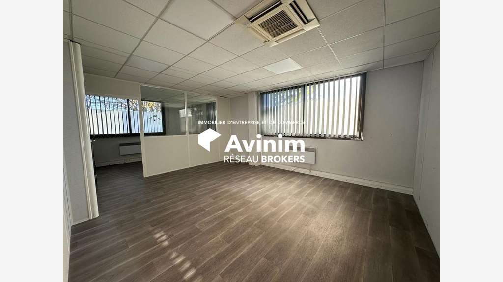 LE MESNIL AMELOT(77) A LOUER ENTREPOT 1.309 M²