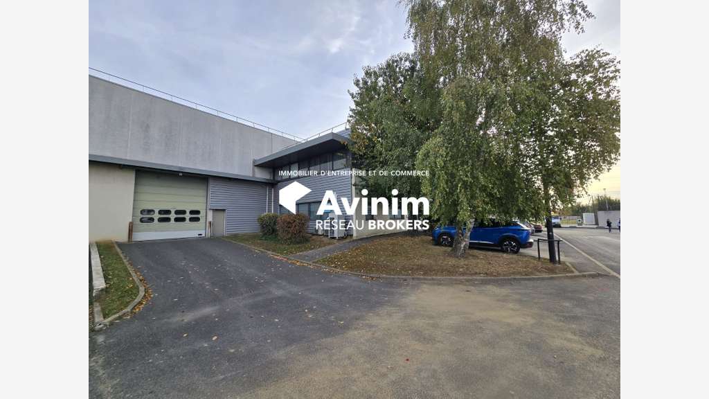 LE MESNIL AMELOT(77) A LOUER ENTREPOT 1.309 M²