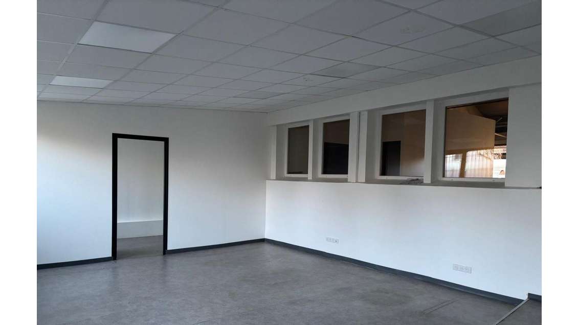 Location entrepôt 305m² Le Mesnil-Saint-Denis