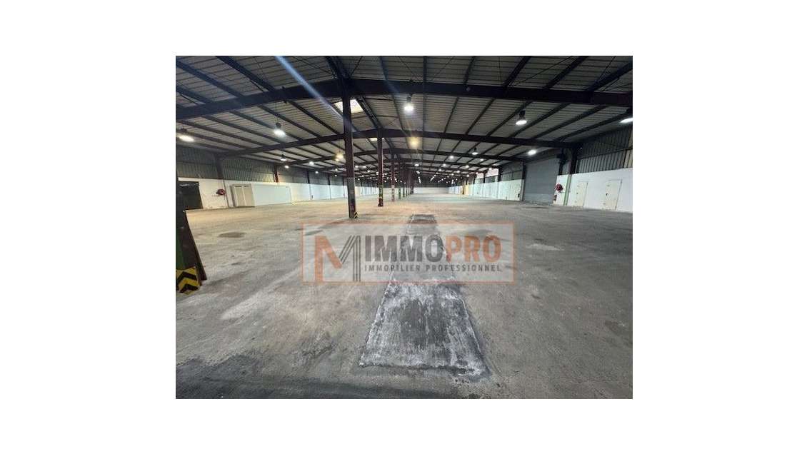 A louer entrepôt de 3784m²  ZI le Muy