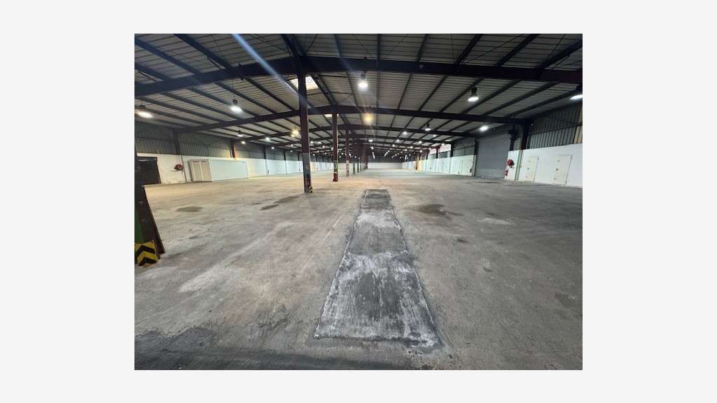 A louer entrepôt de 3784m² ZI le Muy