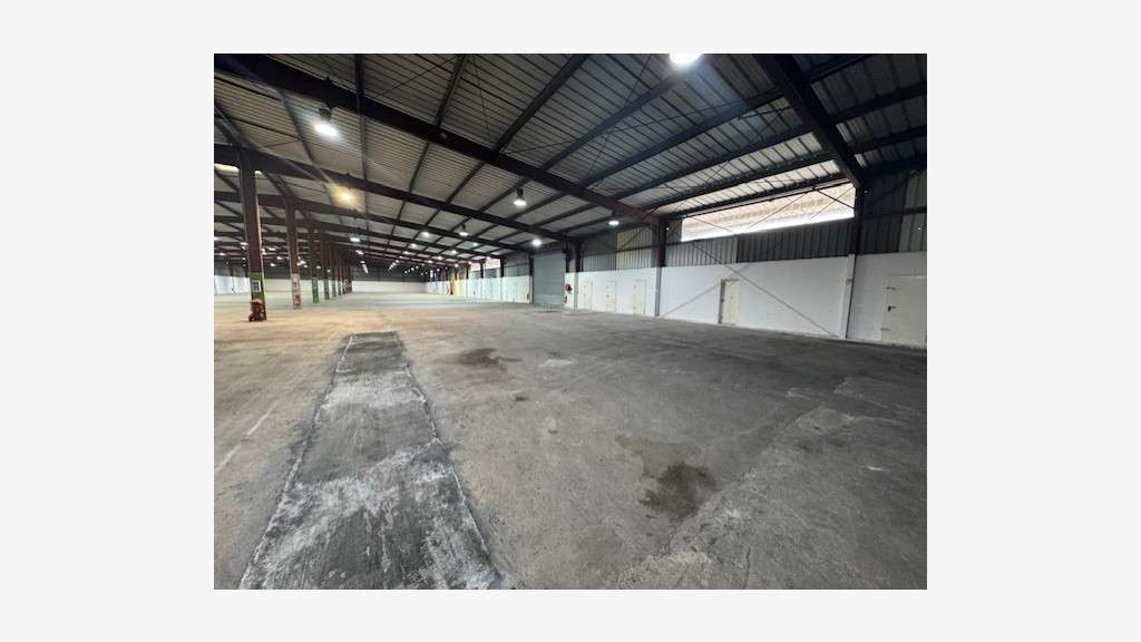 A louer entrepôt de 3784m² ZI le Muy