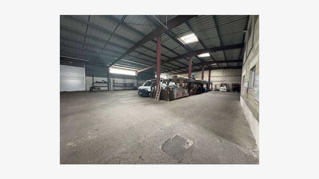 Local 1800m² + terrain accès semi au Muy