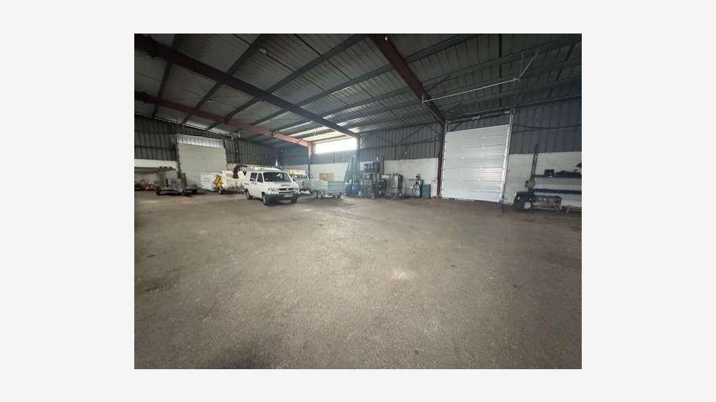 Local 1800m² + terrain accès semi au Muy