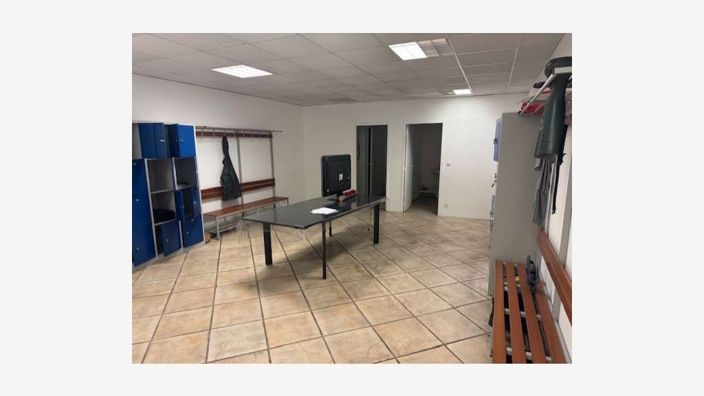 Local 1800m² + terrain accès semi au Muy