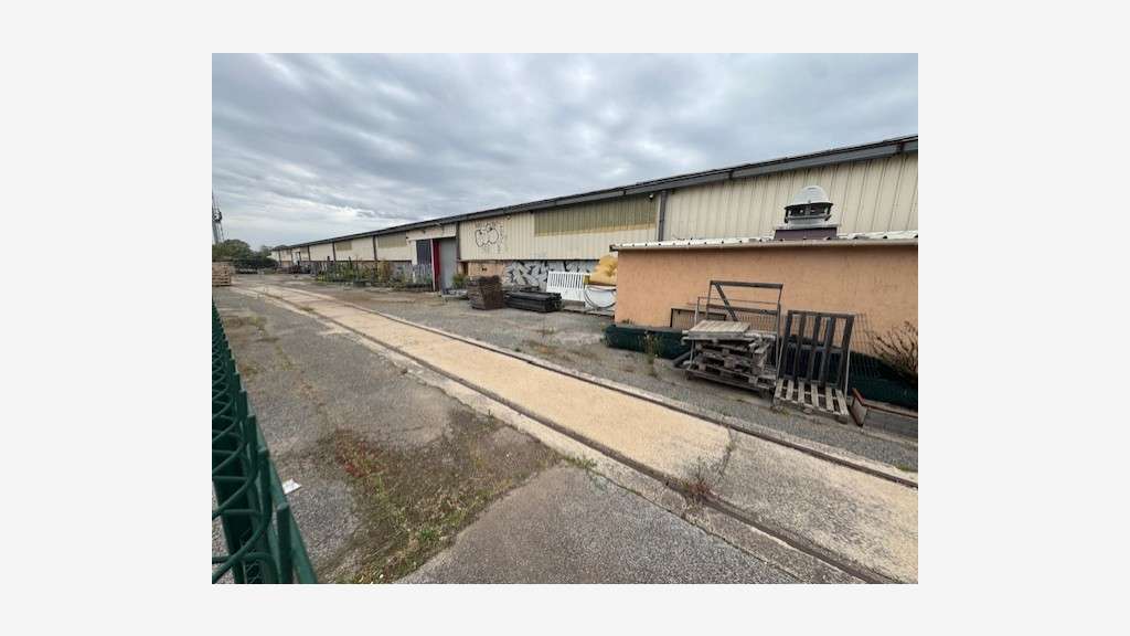 Local 1800m² + terrain accès semi au Muy
