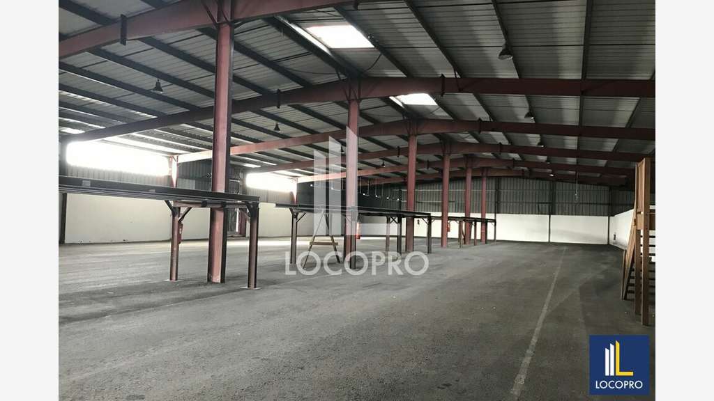 A louer entrepôt industriel 3700m² au Muy