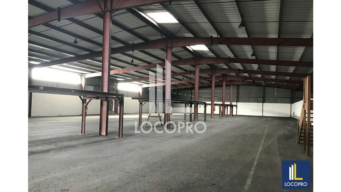 A louer entrepôt industriel 3700m² au Muy