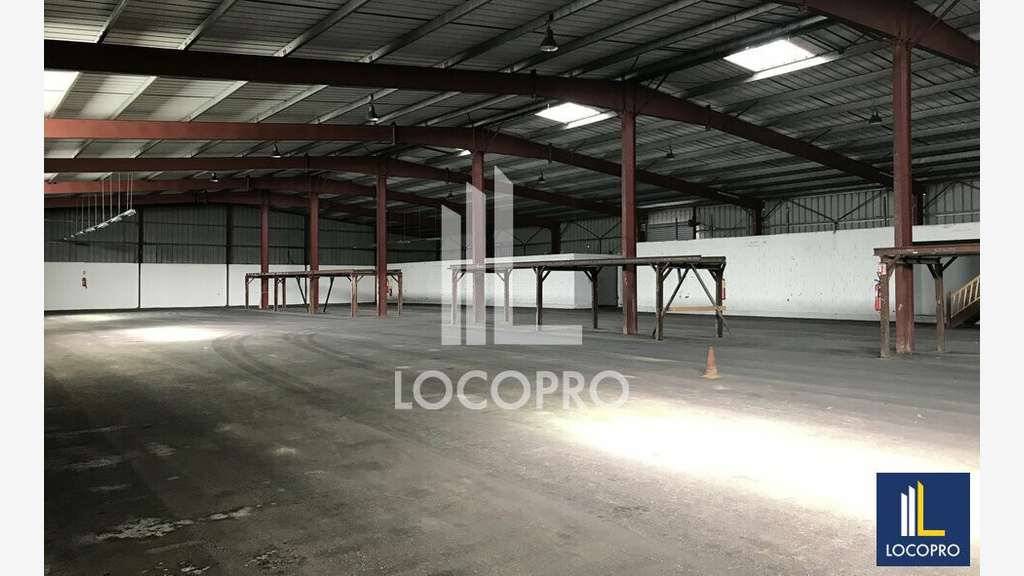A louer entrepôt industriel 3700m² au Muy