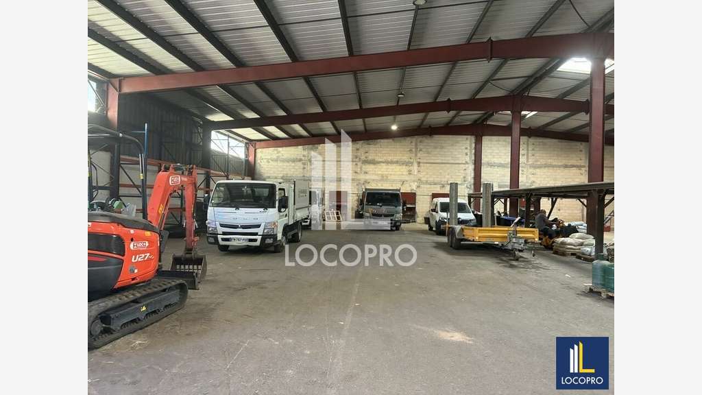 A louer entrepôt 1850m² en zone artisanale au Muy