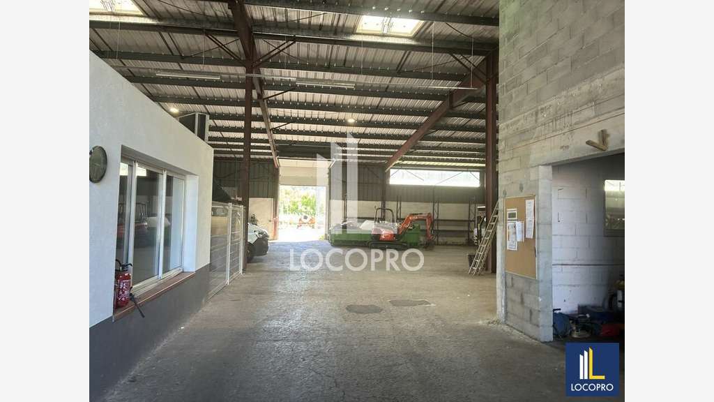 A louer entrepôt 1850m² en zone artisanale au Muy