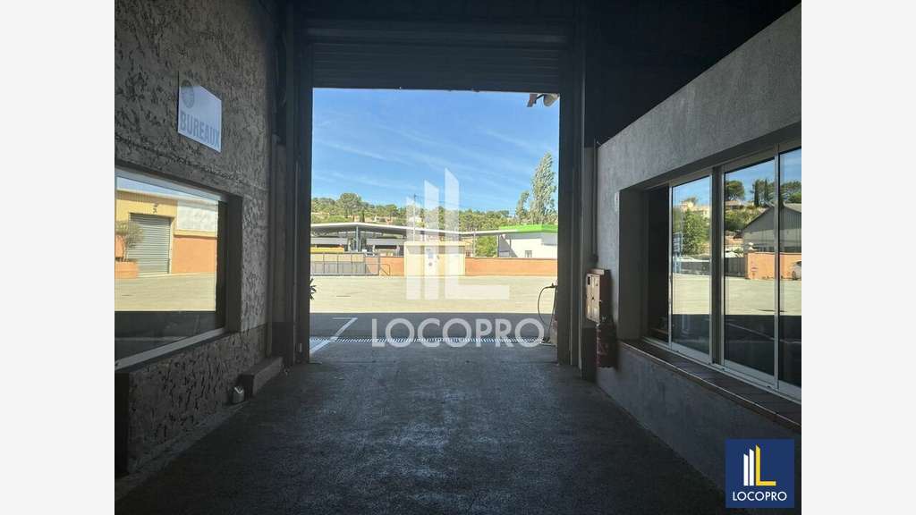 A louer entrepôt 1850m² en zone artisanale au Muy