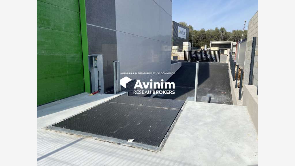 Local artisanal 550m² avec quai chargement au Muy