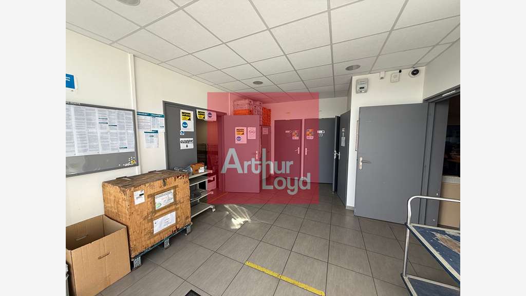 Local 194m² à louer empl stratégique au Passage