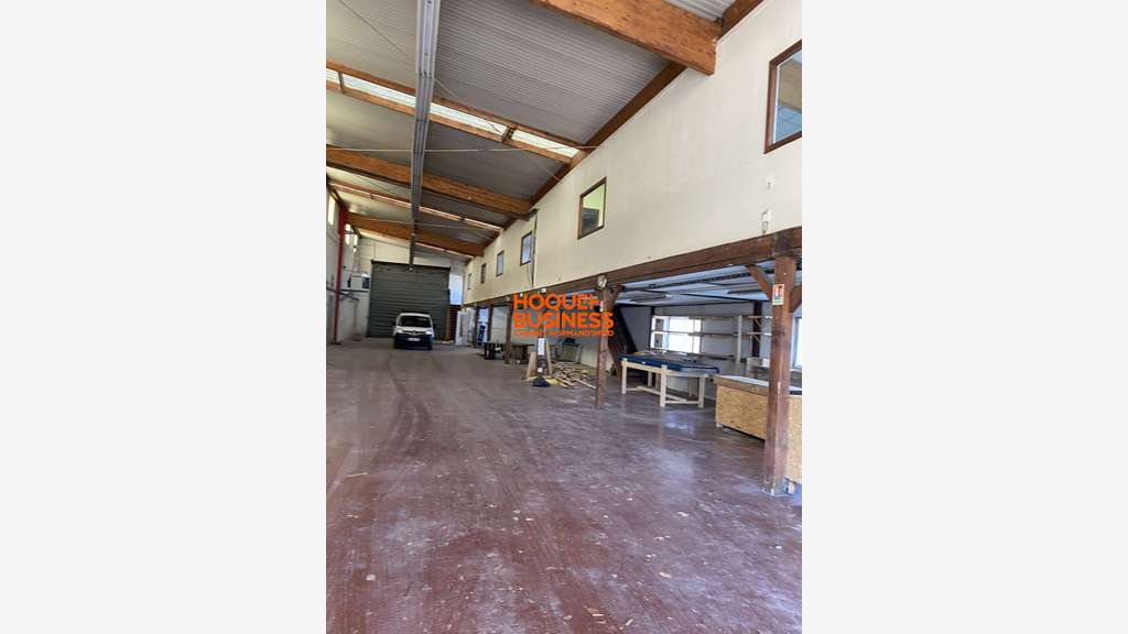 LOCAUX DE 520M²