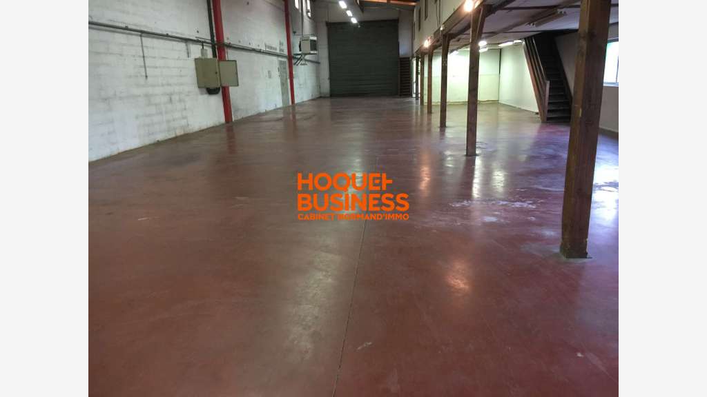 LOCAUX DE 520M²