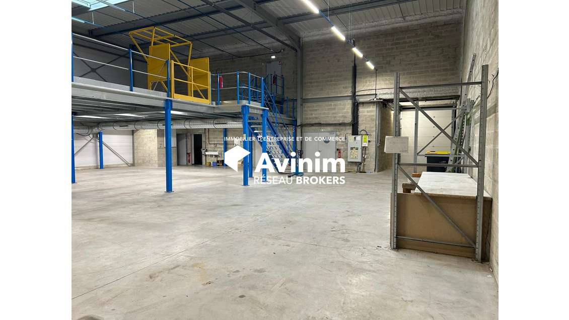 A louer local d'activité 680m² au Pin
