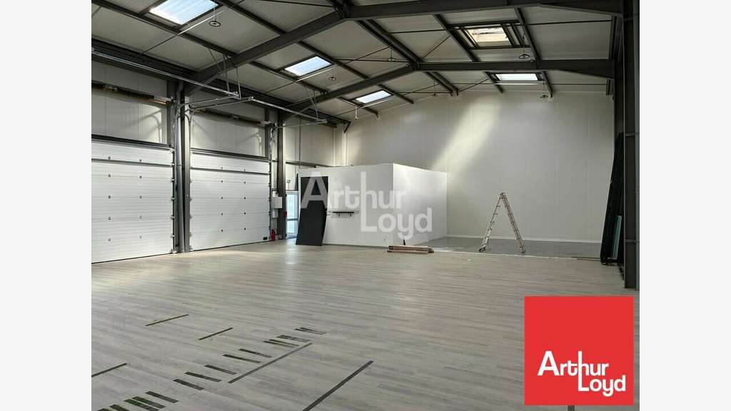 LOCAL D'ACTIVITE - A LOUER 252M² - POIRE SUR VIE