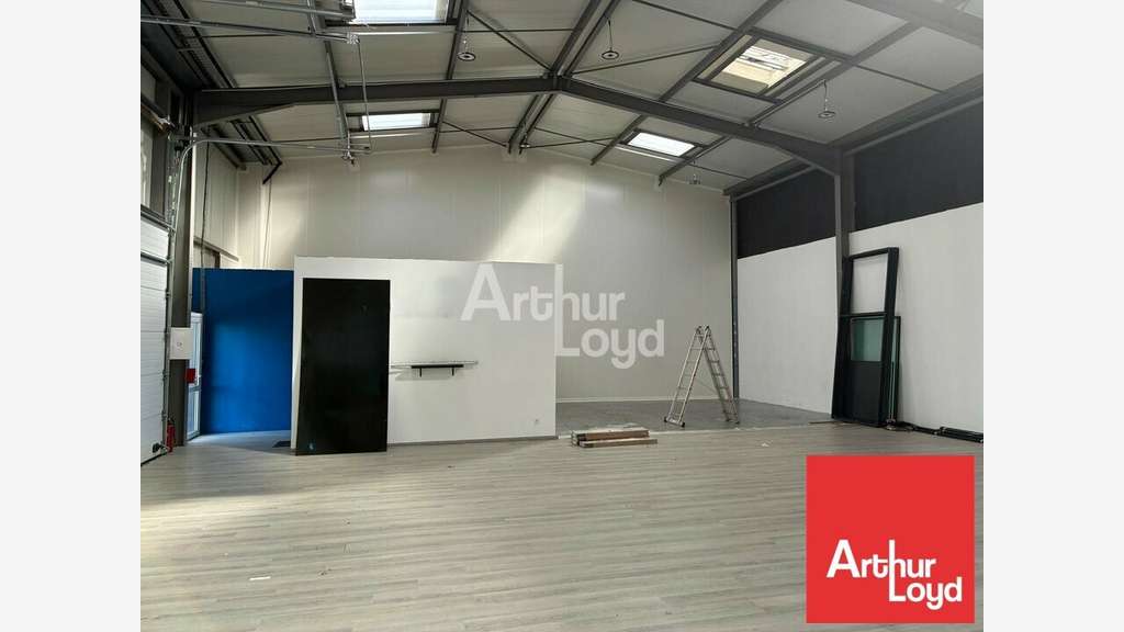LOCAL D'ACTIVITE - A LOUER 252M² - POIRE SUR VIE