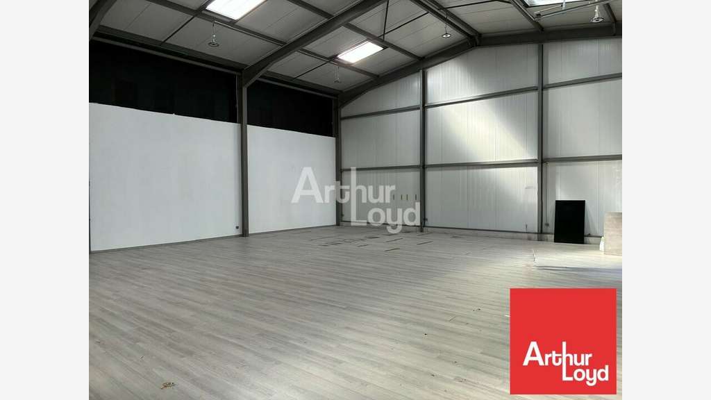 LOCAL D'ACTIVITE - A LOUER 252M² - POIRE SUR VIE