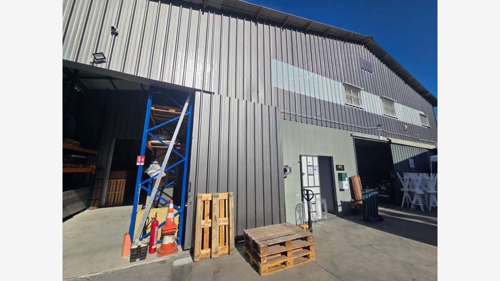 Local activités entreposage bureaux 250m² Le Port