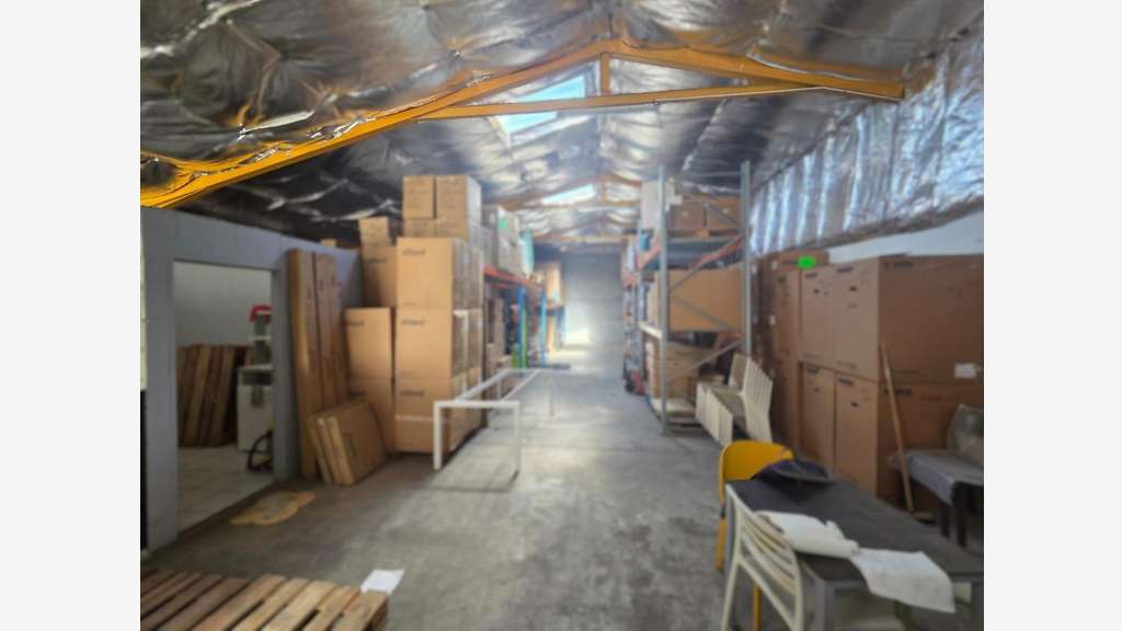 Local activités entreposage bureaux 250m² Le Port