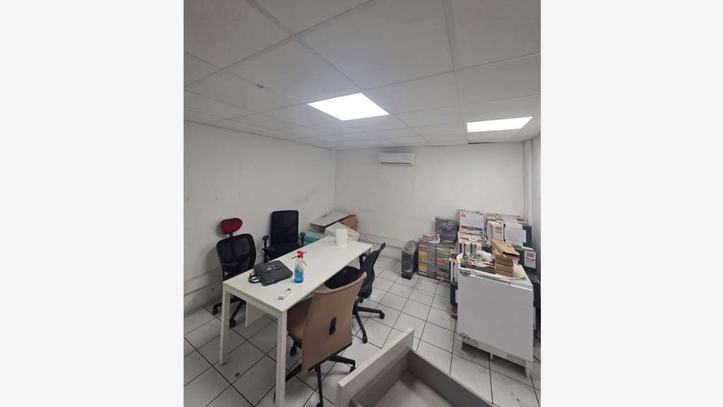 Local activités entreposage bureaux 250m² Le Port