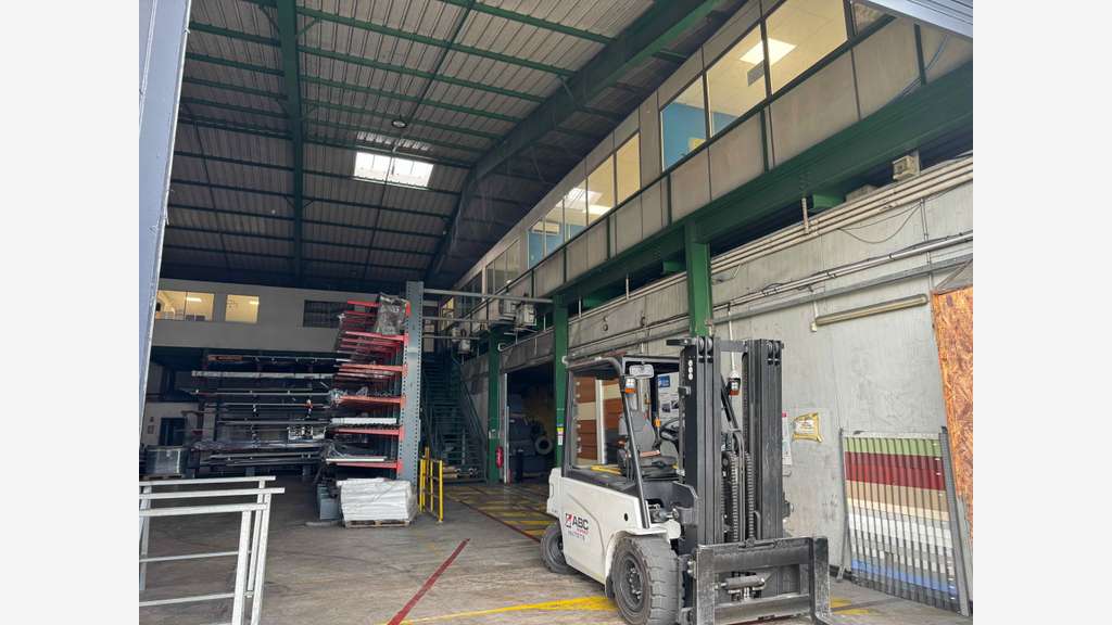 A louer entrepôt à partir de 750m² au Port