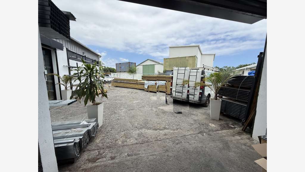 Entrepôt à louer 520m² avec mezzanine Le Port