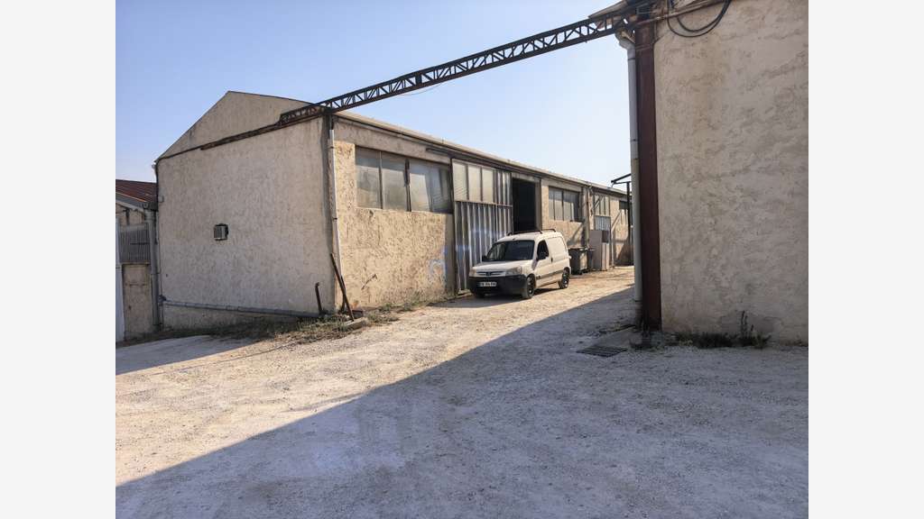 A LOUER 2 entrepôts de 110 et 125 m2 Le pradet