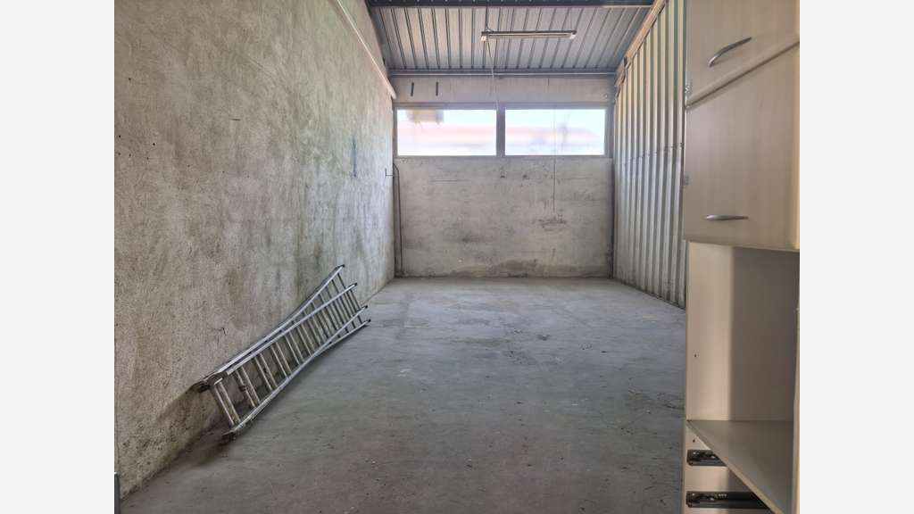 A LOUER 2 entrepôts de 110 et 125 m2 Le pradet
