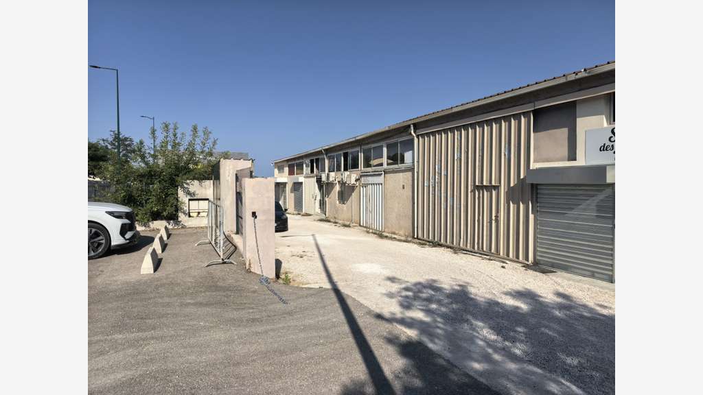 A LOUER 2 entrepôts de 110 et 125 m2 Le pradet