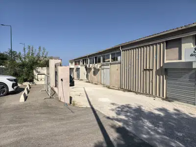 A LOUER 2 entrepôts de 110 et 125 m2 Le pradet