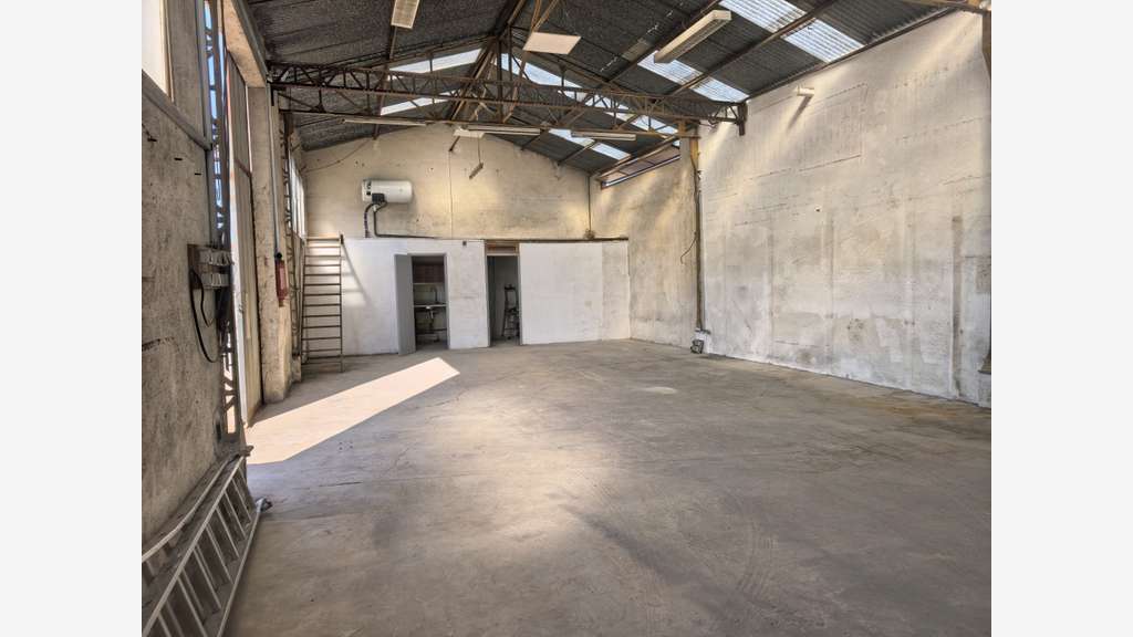 A louer 2 entrepôts de 110 et 125m² Le Pradet