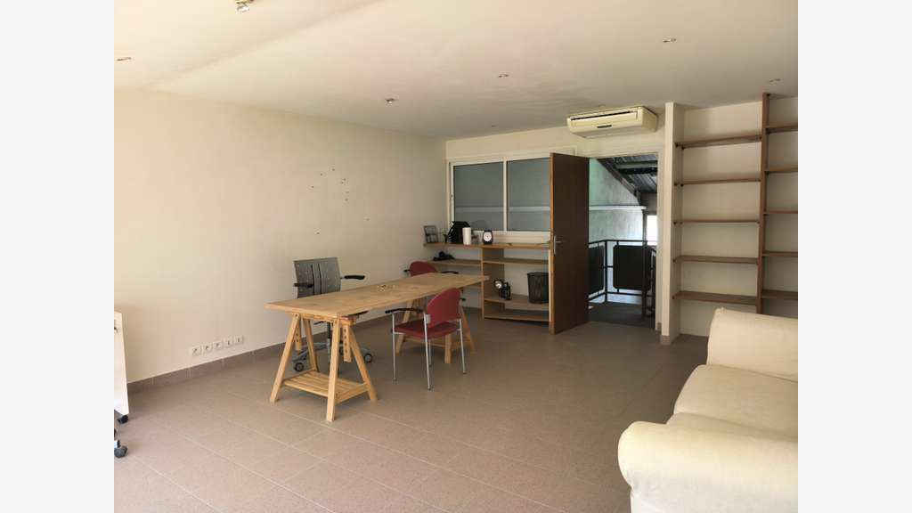A LOUER 2 entrepôts de 110 et 125 m2 Le pradet