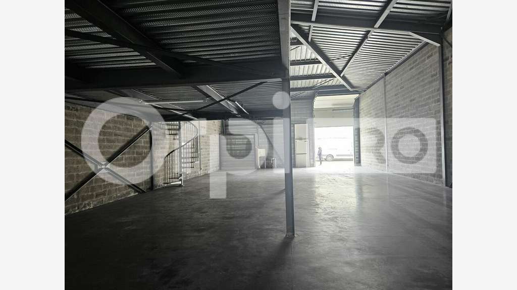 Local d'activité de 310m² à louer le Taillan-Médoc
