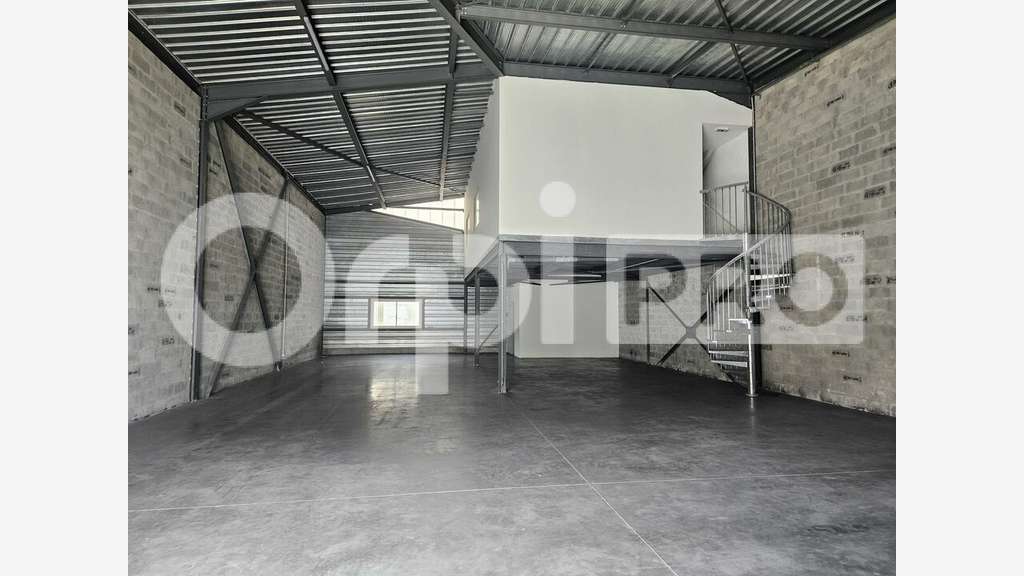 Local d'activité de 310m² à louer le Taillan-Médoc