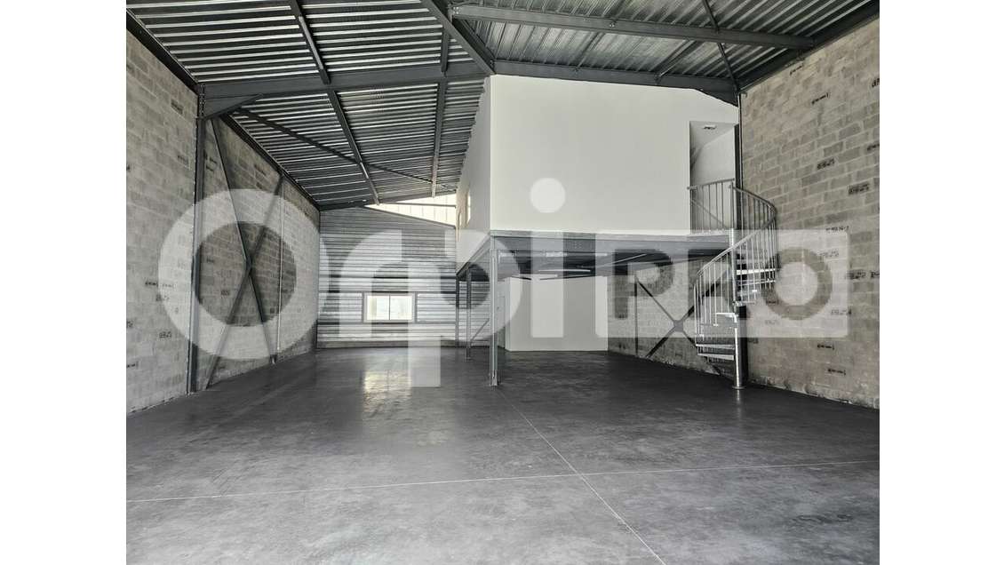 Local d'activité de 310m² à louer le Taillan-Médoc