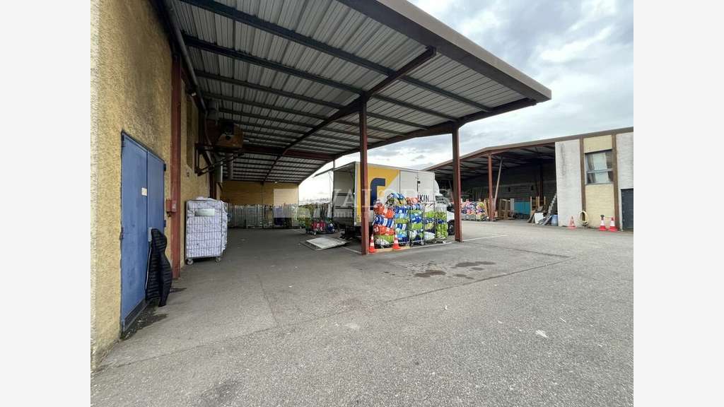 Local d'activité de 1590m² à louer à Lentilly