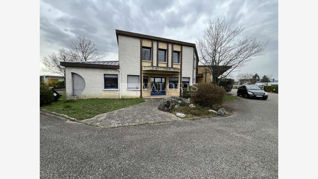 Local d'activité de 1590m² à louer à Lentilly