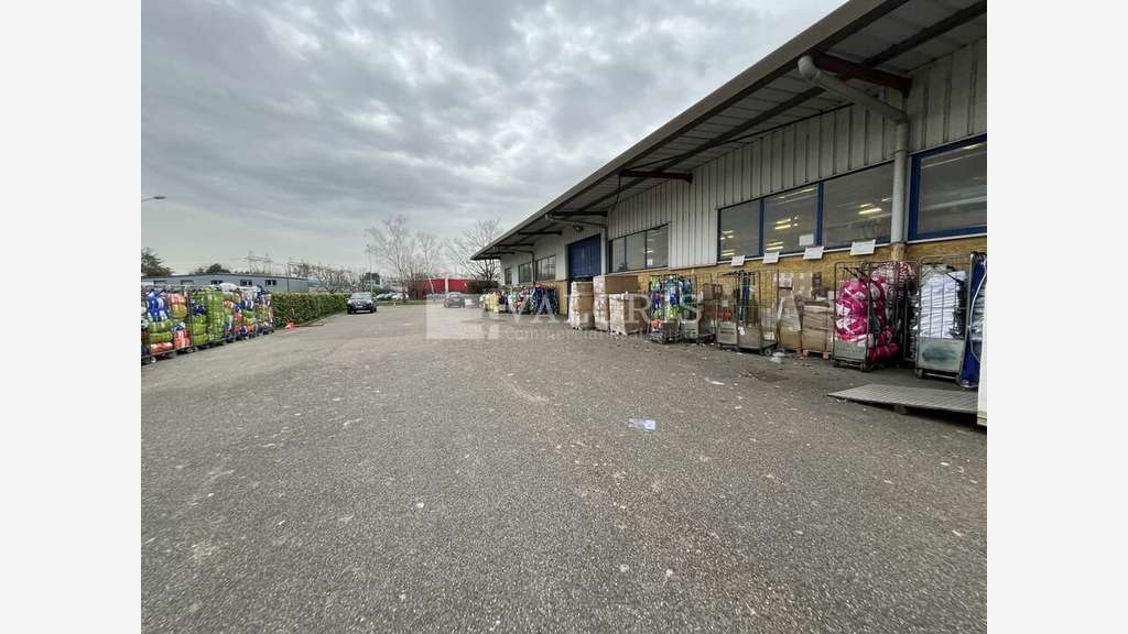 Local d'activité de 1590m² à louer à Lentilly