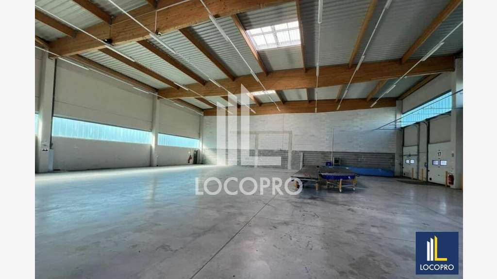 A louer cellule d'activités de 786m² Les Arcs 83