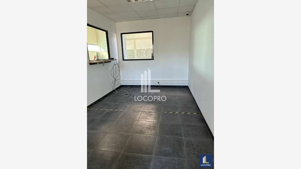 A louer cellule d'activités de 786m² Les Arcs 83