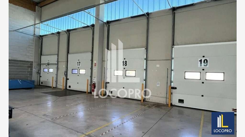 A louer cellule d'activités de 786m² Les Arcs 83