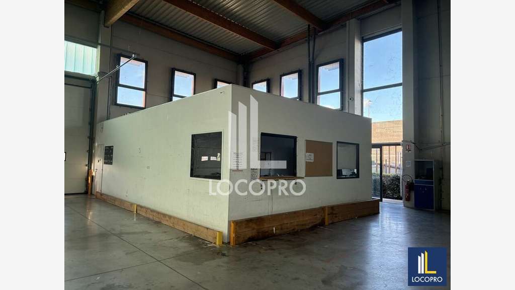 A louer cellule d'activités de 786m² Les Arcs 83