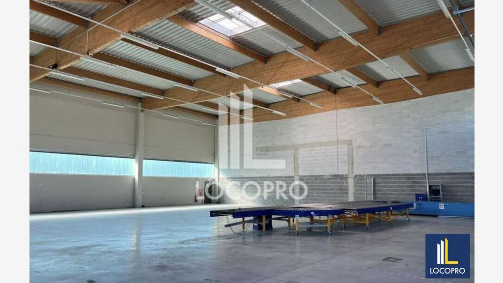 A louer cellule d'activités de 786m² Les Arcs 83