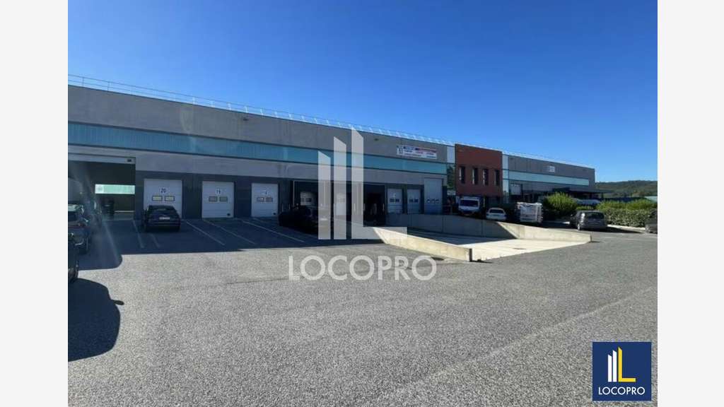A louer cellule d'activités de 786m² Les Arcs 83